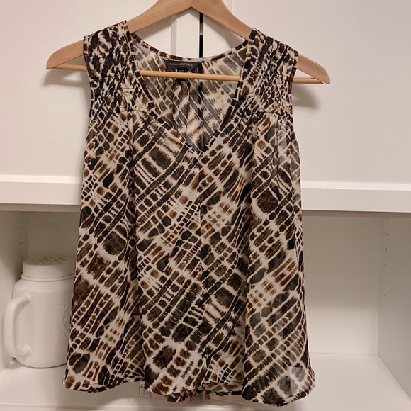 Banana Republic. Sheer sleeveless blouse. - Picture 1 of 1